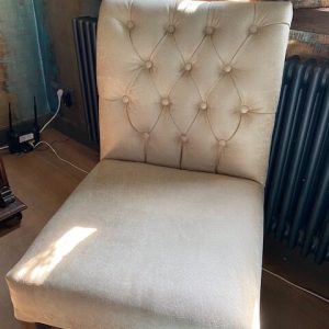 BRIK Group, wit / zand eetkamerstoel/stoel Julian zonder arm met capiton , ook leverbaar: met andere stoffen en leer /zonder leuning of lage leuning ( jesper ) / met andere kleur poot  en stof  / met andere rug geen knopen / als bankje in allerlei maatvoeringen / met greep op de rug / met wielen V0