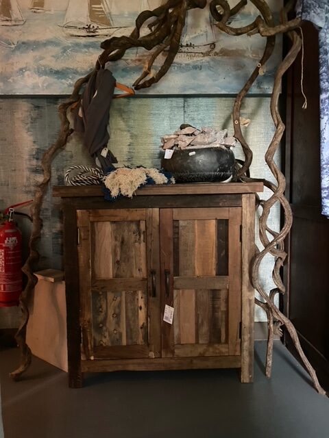 Interiors by Mooss, oud houten kast/ Wand wandkast/ tv meubel kast / dressoir: 2 deurs met midden plank 81,5cm 84cm hoog en 41cm (op voorraad) - M.M. Metamorphosis