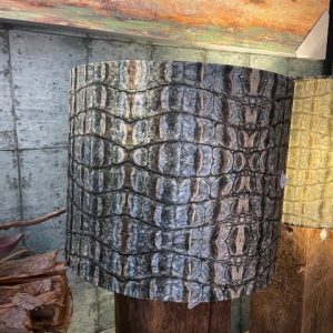 groen fluwwel, Diga Colmore, slangenprint van fluweel met licht aan doorschijnend Shade croco green on white rond cilinder model  40 doorsnede cilinder en 34 hoog lampenkap/kap/lamp slangenprint (op voorraad) V2