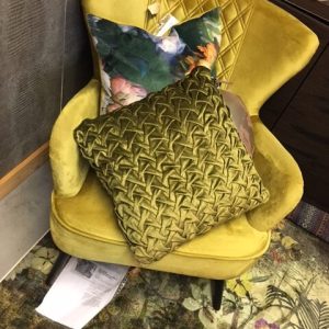 groen goud kussen 45x45cm vierkant, By Boo, van fluweel met soort vorm in stof gevouwen echt prachtig incl. binnen kussens (op voorraad) V1