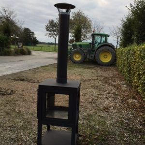 M.M. Methamorphopsis, zwart, metalen hout kachel, op pootjes, 4 zijden glas, uniek! middenin pijp deze is in verschillende maatvoeringen te verkrijgen op aanvraag (op voorraad)