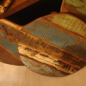 Varios, Cuttingboard round dienblad/snijplank cutting board recycled  hout met verschillende kleuren, elke keer kunnen de kleuren verschillen, 66 hoog en 47 doorsnede kan hangen met leren ophangoog   (op voorraad)