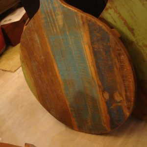 Varios, Cuttingboard round dienblad/snijplank cutting board recycled  hout met verschillende kleuren, de kleur kan elke keer verschillen, 66 hoog en 47 doorsnede kan hangen met leren ophangoog (op voorraad)