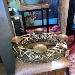 Brons goud geheel van aluminium, Diga Colmore, heel stevig prachtige ronde ovale krans de basis van gevlochten aluminium met houder voor 4 glazen windlichten deze zitten erbij .Wreath with/glasses ALU RAW/BRONZE ovaal lengte: 55 cm breedte: 45 cm hoogte: 16 cm, wind licht / plant bloemhouder  (op voorraad) V1