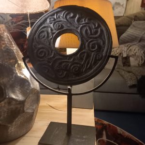 Zwart steen metalen houder, Decostar, Ornament , op standaard,19vx48hx28,5b cm. Stenen ronding met zwart ijzeren onderstel. (op voorraad) V1