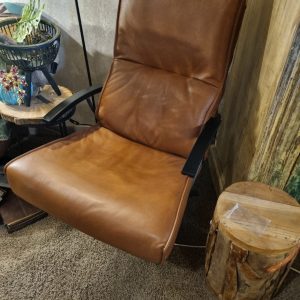 Het Anker, bruin / brown leer, fauteuil model Rasmus + hocker Rasmus , kantelmechanisme, draaibaar met een zwart metalen onderstel, zwart houten leuningen, maatvoeringen fauteuil: diepte 92 cm x breedte 70 cm x hoogte 100 cm, maatvoeringen hocker: diepte 50 cm x breedte 63 cm x hoogte 46 cm SPECIALE PRIJS OP=OP! (op voorraad) V1
