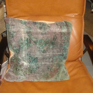 Groen grijs bloemen kussen 45x45cm vierkant, Claudi M.M. Metamorphosis, achterkant beige uniek handwerk incl. binnen kussen (op voorraad) V1