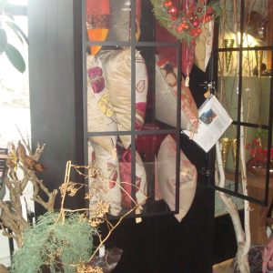 zwart eiken hout wandkast vitrine tv kast servies Alexander met metalen glazen deuren, Van der Drift, 2 delig kan apart van elkaar worden gebruikt Dark Oak Matt CBM 381  , met dichte deuren onder met toutch and go mechaninsme en boven 2 metalen zwarte deuren met planken, 1.07 m breed en 2.13 m hoogten  diep: 45 cm ( op voorraad ) V 1