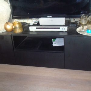 zwart eiken tv meube eiken hout, Van der Drift, Dark Oak Mat CBM 381TV dressoir site table Oock B: 1.70 | H: 45 | D: 47 cm 2 deur, midden boven een open vak eronder een lade links en rechts een dichte kast toutch and go meganisme om de deur te openen en de lade  (op voorraad ) v 1