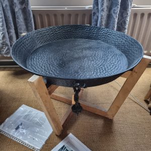 Zwarte grote ronde ijzeren schaal met houten onderstel, Art Sensation, dienblad voor op tafel fruit schaal bloem plant bak met ijzeren oog aan de zijkant om te hangen aan touw zit er aan Schaal: 10 cm hoog en Ø 60 cm, onderstel: Ø 71 x 44 cm hoog(op voorraad) V1