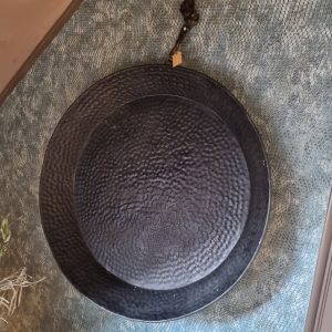 Zwarte grote ronde ijzeren schaal, Art Sensation,  dienblad voor op tafel fruit schaal bloem plant bak met ijzeren oog aan de zijkant om te hangen aan touw zit er aan : 10 cm hoog en Ø 60 cm ( kan met onderstel voor € 19.95 apart te bestellen ) (op voorraad) V1