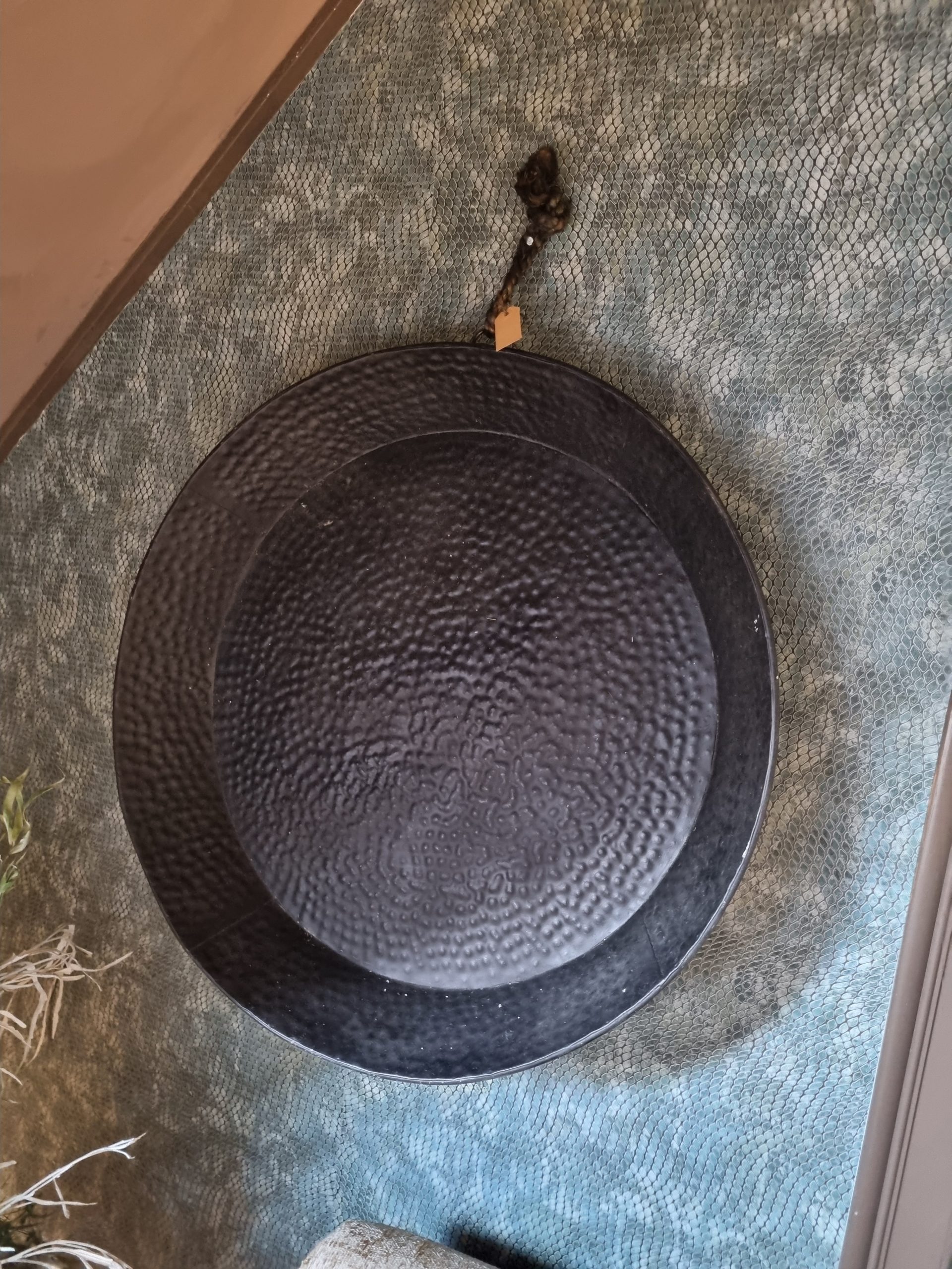 Zwarte grote ronde ijzeren schaal met houten onderstel, Art Sensation, dienblad voor op tafel fruit schaal bloem plant bak met ijzeren oog aan de zijkant om te hangen aan touw zit er aan Schaal: 10 cm hoog en Ø 60 cm, onderstel: Ø 71 x 44 cm hoog(op voorraad) V1 - Afbeelding 4