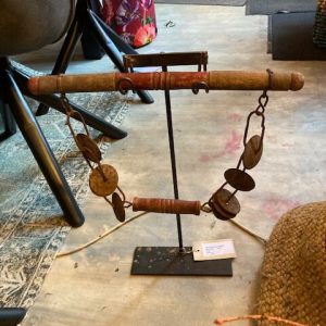 bruin houten kamelen ketting op zwarte metalen standaard houder, Varios , hoog: 50 cm- breed: 41 cm (op voorraad) v1