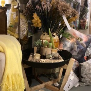 zwart rond ijzeren schaal ophang attribuut of  dienblad los op wel ingeklikt op houten houder, Art Sensation, kan als : bijzettafel/tafel/plant tafel/dienblad: 48 cm hoog en Ø 65 cm (op voorraad) V1