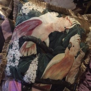 Roze kussen 45x45cm vierkant, Mars and More, fluweel kakatoes met gouden franjes incl. binnen kussen (niet op voorraad) 0V