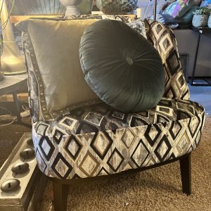 Diga Colmore, zwart grijs zilver prachtige stof fluweel van Keymer de  Fauteuil Abby Silver, fluweel glansstof met verschillende tinten. lengte: 68 cm- breedte: 75 cm- hoogte: 81 cm v0