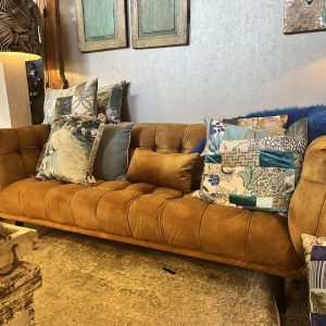 Diga Colmore, oker/geel/goud, bank met capiton zit, rug en zijdelen  met vaste kussen delen en los 2 x lende kussens. zit zalig, speciale prijs Sofa Ezra 3 seat gold velvet fluweel rijk, houten zwarte poot. totale Hoogte: 87 cm, Breedte: 203 cm, Diepte: 74cm,  zit hoogte:  45 cm, breedte zitgedeelte: 184 cmV0