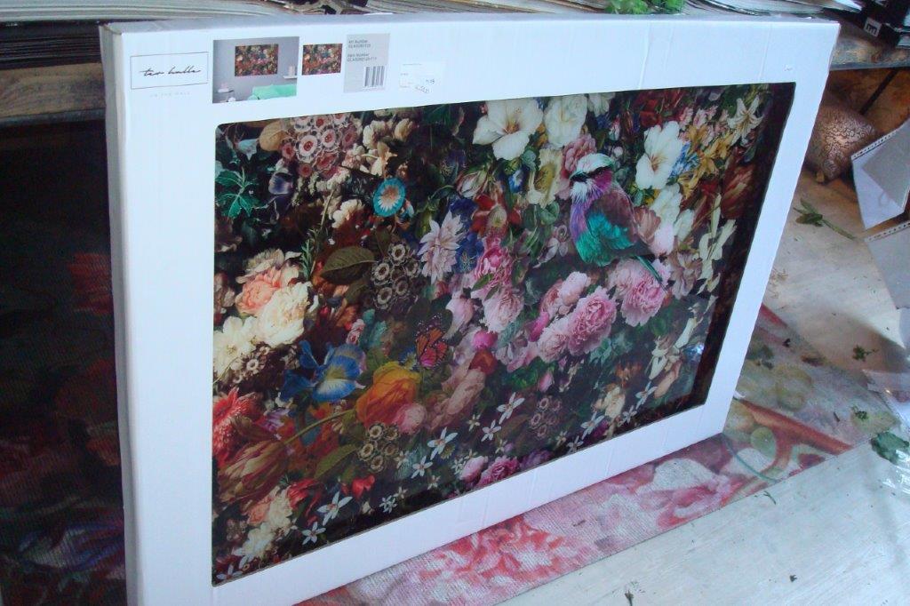 Bestrooi vrijdag Uitrusting Ter Halle, glas roze / rood achter glas schilderij met bloemen en vogel ,  met ophang armature lengte: 120 cm hoogte: 80 cm v1 - M.M. Metamorphosis