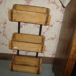 bruin hout wand rek schap ijzeren frame,  Hoogendam Interiors, kruiden planten keuken muur houder met ophang haken aan de achterkant genaamd  steenmal  3 dubbel, kan ook tegen de muur aan geplaatst worden, met 3 houten vakken met ijzer samengesteld en ophang haak achterkant , hoogte: 67 cm- breed: 32 cm- diep 16 cm,  (op voorraad) V2