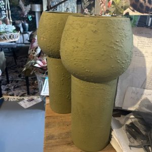 Groen mat bewerkt aardewerk, Luimes & Luimes, de hoger op voet bloem vaas plant pot keramiek  kunstwerk sierlijk , Morocca 3-2 cream 16x17x40 cm  ( voorraad) V 2
