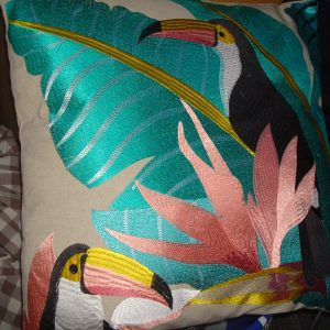 Blauw turquoise kussen met vogel met Beige achtergrond linnen look 50x50cm vierkant, Diga Colmore, geborduurde Toekan, incl. binnen kussen (op voorraad) V2