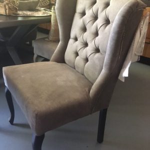 BRIK Group, grijs nubuck / fluweel uitstraling,goed afneembeer,eetkamerstoel Elise met buttons zilver aan de zijkant en capiton in de rug en zwarte poot en zilveren greep op de rug (op voorraad) , v 2