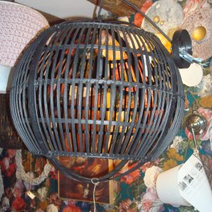 zwart rotan, Pomax Belgie, ronde hang lamp sierlijk  Doorsnede 46 cm hoogte 40 met ophang pendel en draad zwart compleet met ophang atributen , geschikt voor een dikke fitting lamp universeel ( op voorraad) v 2