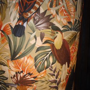 bruin groen beige oker roest linnen lampenkap rond cilinder met vogels en bladeren , Diga Colmore fluweel komt licht door de kap prachtig kan op een lampenvoet worden geplaatst . genaamd shade jungle birds on matt transparant. 40  hoog x 40 doorsnede lampenkap/kap//lamp (op voorraad) v 1