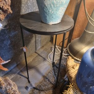 Zwart houten pilaar met ijzeren onderstel large, 35 x 35 x 60 cm By Boo Sidetable Meryl bijzet plant tafel, alleen de grote (op voorraad) V1