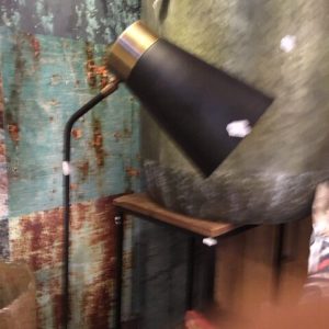 Light & Living, zwart ijzer met licht verstelbare kap vloer lamp staand met brons randje en bronzen voet genaamd brau 30-29-1.48  (op voorraad)