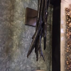 zwart hout, Light and living, zwart hout boom lamp wand muur lamp met houder brons kleur elegant kan elke kap op universele houder genaamd : B;uma 25-15-70 cm hoog  (op voorraad) v2