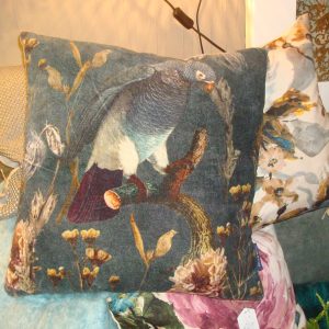 Blauw groen papegaai fluweel kussen 45x45cm vierkant, Mars & More, met blauw effen fluwelen achterkant incl. binnen kussen ( op voorraad )  V2