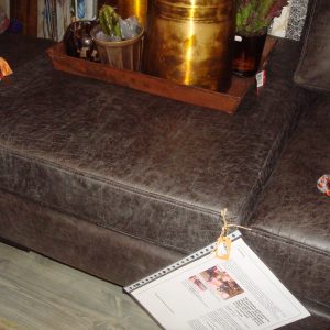 Grijs antraciet leer hocker / poef, BRIK Group, Alfonse, Essenza leer 09 goed afneembaar zacht bestand tegen alles geïmpregneerd, zwarte ijzeren poot model Texas 70 l x 90 b x 47 h cm. V0