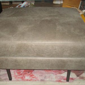 grijs antraciet leer hocker / poef, BRIK Group, Essanza leer 08, goed afneembaar zacht bestand tegen alles geïmpregneerd Texas 80 l x 90 b x 50 h cm. V0