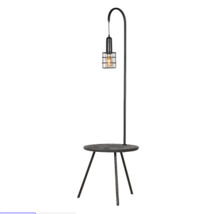 Zwarte ijzer houten tafel met zwarte ijzeren poot en hang lamp er aan vast, Hoogendam Interiors by Mooss, 3 poot ijzer zwart met lamp hangend er aan vast met schroef iets aan draaien zit de lamp op het blad vast kan ook zonder de lamp worden gebruikt . hoog 1.60 totaal tafel 47 doorsnede en hoog tafel 43 super handig lamp en tafel  lang snoer hout vloer/ staande lamp/ tafel/ nacht kast  (op voorraad) v1