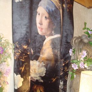 blauw oker zwart fluweel wand kleed van  Essenza, met opdruk van meisje met de parel , compleet met ophanging d.m.v. houten roede .120x180 cm Flower Girl Wall carpet . (op voorraad) V1