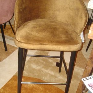 Diga colmore, oker fluweel barkruk barstoel June , halfronde rug, prachtig van vorm, met walnoot houten poot zwart,  met onopvallend rvs aan de kopse kant waar je voet op leunt tegen beschadigen super, zithoogte 75 totale hoogte 1.06 en breed 50 cm  V1 ( op voorraad extra bij te bestellen )