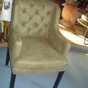 BRIK Group, groen Mindelo nr 10 ,geïmpregneerde stof tegen vuil en vlekken, eetkamer stoel Julian, met capiton knopen en metalen greep in de rug en wielen, zwarte poot met arm leuningen dinner chair with arm and capiton knopen in de rug, V0