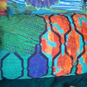 Groen blauw oranje kussen 30x50cm langwerpig, M.M. Metamorphosis, meerkleurig, fluweel langwerpig verticaal achterkant bruin beige incl. binnen kussen(op voorraad) V1