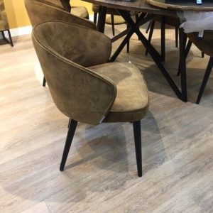 Diga colmore, groen fluweel eetkamer zit stoel June , halfronde rug, prachtig van vorm, met walnoot houten poot zwart, super, zithoogte 49 totale hoogte 80 breed 50  V1 ( op voorraad extra bij te bestellen )