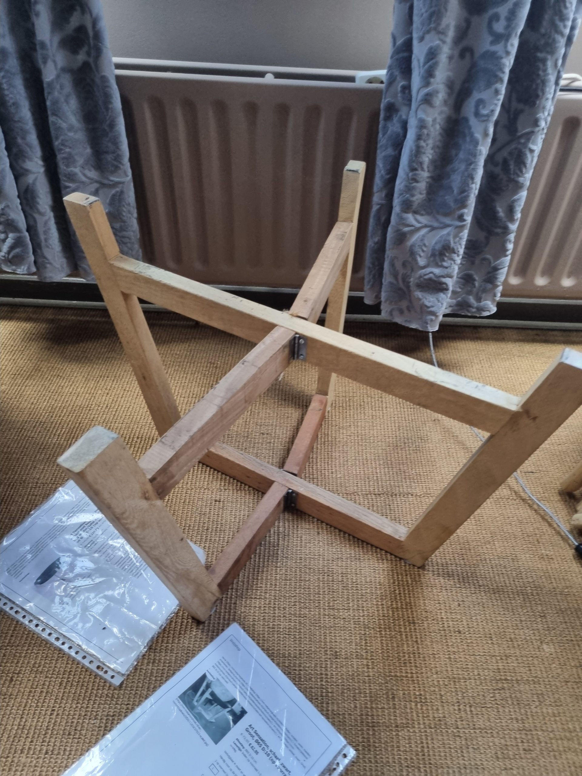 Zwarte grote ronde ijzeren schaal met houten onderstel, Art Sensation, dienblad voor op tafel fruit schaal bloem plant bak met ijzeren oog aan de zijkant om te hangen aan touw zit er aan Schaal: 10 cm hoog en Ø 60 cm, onderstel: Ø 71 x 44 cm hoog(op voorraad) V1 - Afbeelding 3