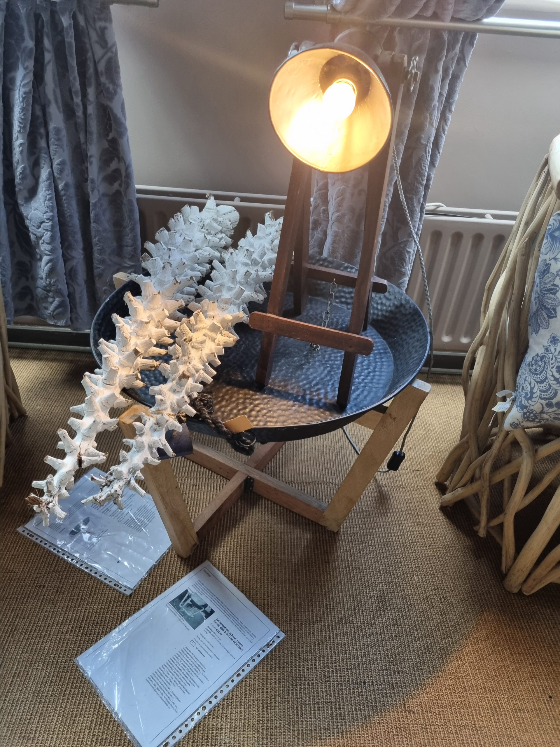 Zwarte grote ronde ijzeren schaal met houten onderstel, Art Sensation, dienblad voor op tafel fruit schaal bloem plant bak met ijzeren oog aan de zijkant om te hangen aan touw zit er aan Schaal: 10 cm hoog en Ø 60 cm, onderstel: Ø 71 x 44 cm hoog(op voorraad) V1 - Afbeelding 2