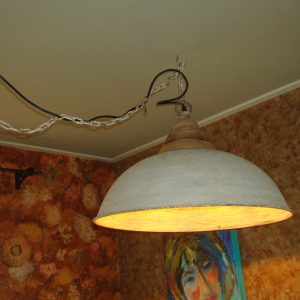 crème / beige metaal en houten basis met metalen ketting, Light & Living,  kleurige hanglamp met een zandig textuur, een houten hangstuk en een witte ketting om aan op te hangen doorsnede 52 cm en 30 cm hoog