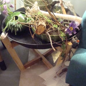 zwarte grote ronde ijzeren schaal, Art Sensation,  dienblad voor op tafel fruit schaal bloem plant bak met ijzeren oog aan de zijkant om te hangen aan touw zit er aan   : 10 cm hoog en Ø 60 cm (op voorraad) V1