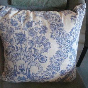 Blauw wit kussen met bloemen 60x60cm vierkant, Eijffinger, Pip stof, achterkant blauw met witte stippen Handwerk uniek incl. binnen kussen (op voorraad) V1