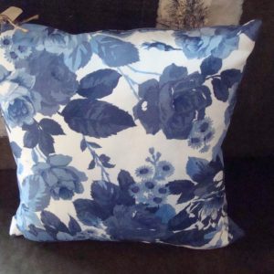 Blauw wit kussen met bloemen 45x45cm vierkant, Claudi M.M. Metamorphosis, achterkant blauw Handwerk uniek incl. binnen kussen (op voorraad) V1