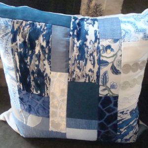Blauw wit kussen 60x60cm vierkant, Claudi M.M. Metamorphosis, achterkant crème Handwerk patchwork uniek incl. binnen kussen (op voorraad) V1