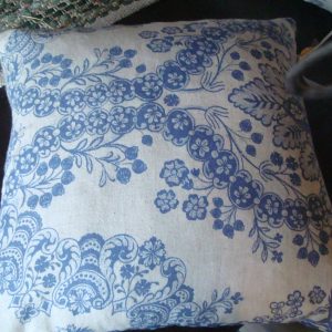 Blauw wit kussen 45x45cm vierkant, Claudi M.M. Metamorphosis, kussen met bloemen, achterkant blauw met witte stippen Handwerk uniek incl. binnen kussen (op voorraad) V1