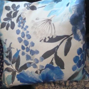 Blauw wit kussen met bloemen 45x45cm vierkant, Claudi M.M. Metamorphosis, achterkant beige Handwerk uniek incl. binnen kussen (op voorraad) V1