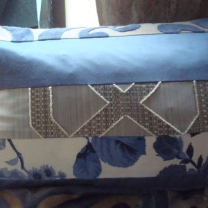 Blauw wit kussen horizontale stroken 60x40 langwerpig , M.M. Metamorphosis, achterkant crème Handwerk patchwork uniek incl. binnen kussen (op voorraad) V1